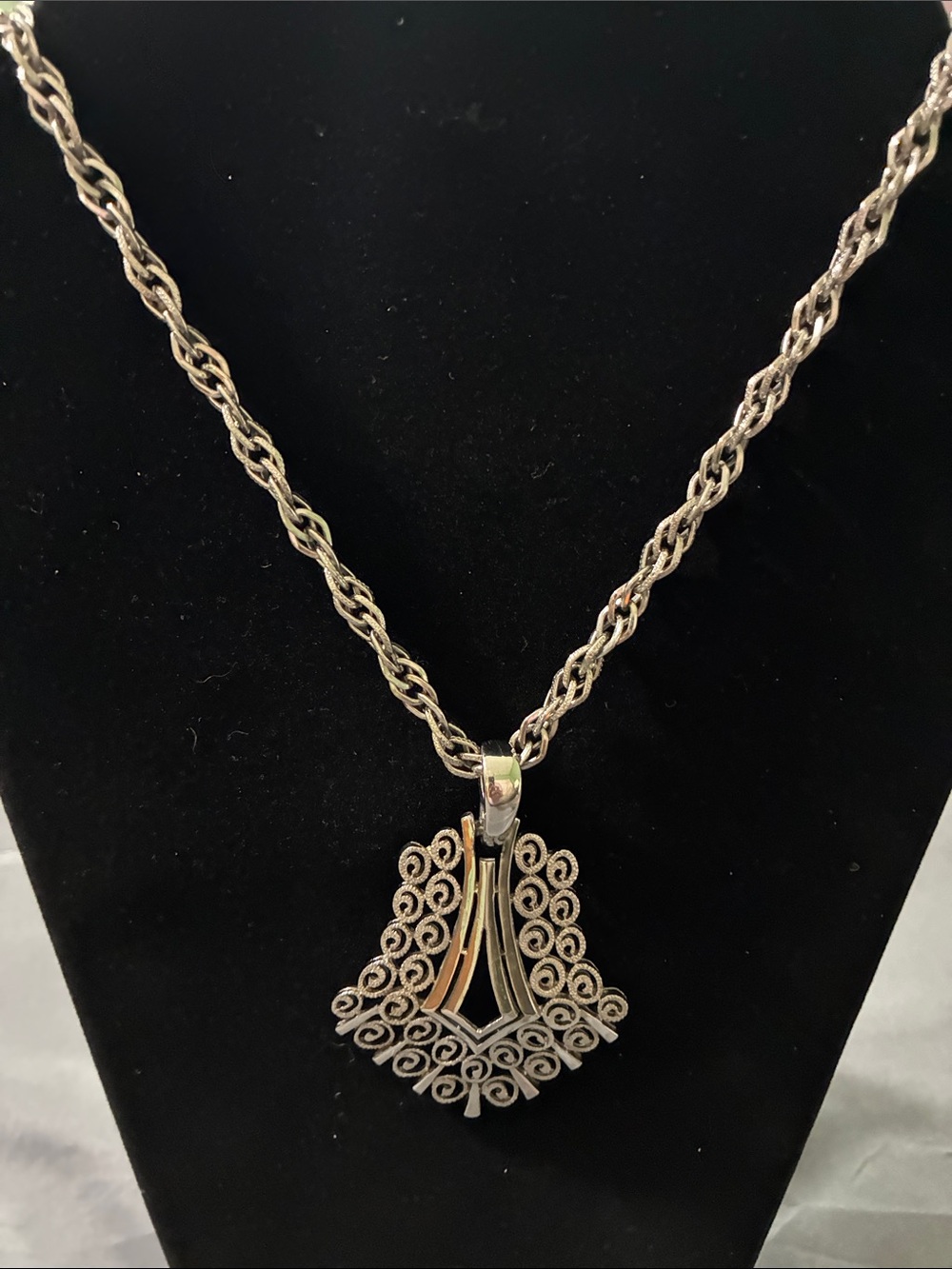 Intricate Silver toned  Filigree Pendant Necklace - Silver toned